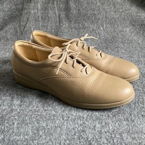Soft Spots All Day Comfort Size 9.5 Woman’s Shoes Tan Lace Up Comfort Shoes